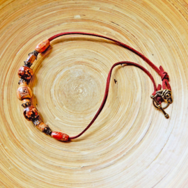 Suède halsband met kralen van hout en brons (41,5 cm lang)
