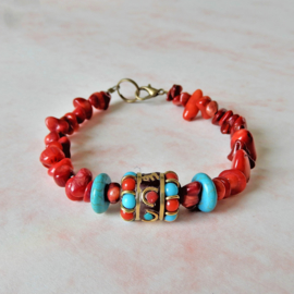Armband van oud rood koraal met turkoois en Tibetaanse kraal (20,5 cm lang)