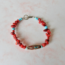 Armband van oud rood koraal, turkoois en een Tibetaanse kraal (20,5 cm lang)