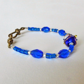 Armband van blauwe glaskralen en Muranoglas  (20 cm lang)