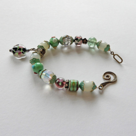 Armband van groene glaskralen met kapjes van groen brons (21 cm lang)