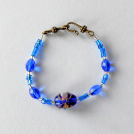 Armband van blauwe glaskralen en Muranoglas  (20 cm lang)