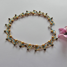 Halsketting van goudkleurige glasparels versierd met glaskraaltje en kristal (50 cm lang)