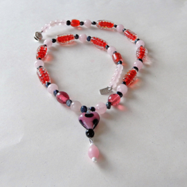 Ketting van rood Muranoglas en rozenkwarts met zwarte zoetwaterparels (50 cm)