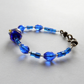Armband van blauwe glaskralen en Muranoglas  (20 cm lang)