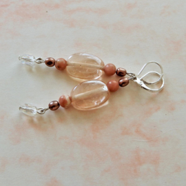 Roze oorbellen van oud glas, natuursteen en zoetwaterpareltjes (7 cm lang)