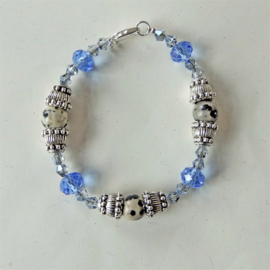 Kleine armband van dalmatiërjaspis met blauw kristal en tibetaans zilver (17 cm)