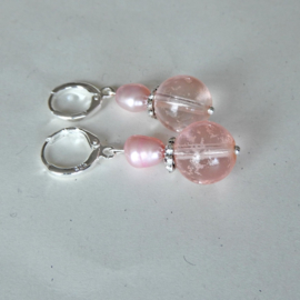 Roze kristal met zoetwaterparel aan zilveren ringen