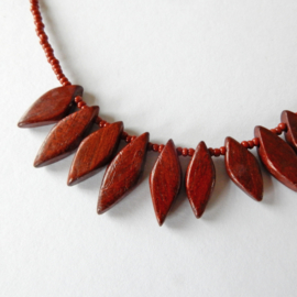 Ketting van rood-bruin hout met glaskraaltjes (41 cm lang)