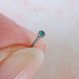 Neusstud van chirurgisch staal met groene opaal (0,8 mm / bolletje = 2 mm)