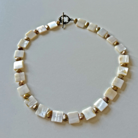 Ketting + armband van grote stukken parelmoer en goudkleurige zoetwaterparels (45 en 18 cm lang)