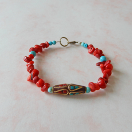 Armband van oud rood koraal, turkoois en een Tibetaanse kraal (20,5 cm lang)