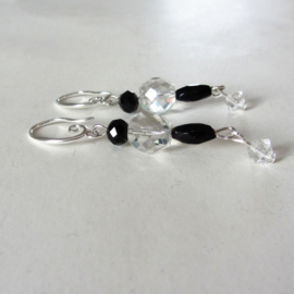 Bergkristal met zwarte kristallen aan zilveren sierhaken (5,5 cm lang)