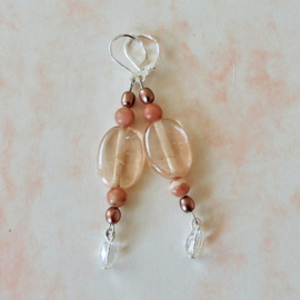 Roze oorbellen van oud glas, natuursteen en zoetwaterpareltjes (7 cm lang)
