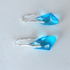 Blauw kristal aan verzilverde haken