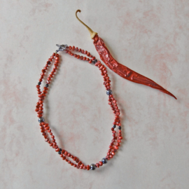 Halsketting  met een dubbel snoer van rodepeperkleurige zoetwaterparels en glaskralen (47 cm lang)