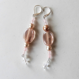 Roze oorbellen van oud glas, rozenkwarts en parelkralen met een kristallen hangertje (8 cm lang)