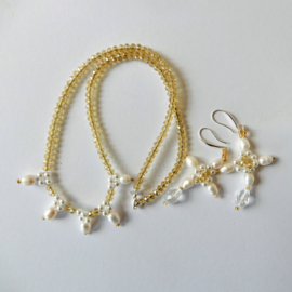 Ketting + oorbellen van goudkleurig kristal met witte zoetwaterparels en sterling zilver (48 cm lang)