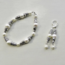 Armband + oorbellen van witte zoetwaterparels met Tibetaans zilver