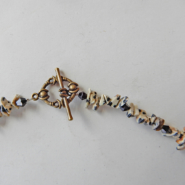 Ketting + oorbellen van dalmatiër jaspis (chips) en zwart kristal  (55,5 cm lang)