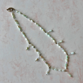 Halsketting van pastelblauw parelmoer en kristal (49 cm lang)