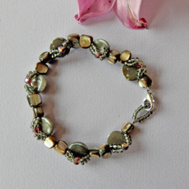 (Showmodel = afgeprijsd) Armband van grijs parelmoer versierd met glaskraaltjes (19 cm lang)