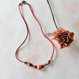 Rood suède halsbandje met hout en brons (55 cm lang)