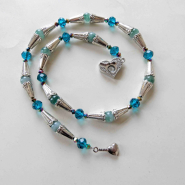 Ketting van jade en blauwe kristallen ((49 cm)