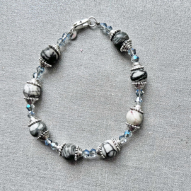 Armband van grijze natuursteen en kristal met Tibetaans zilver (18,5 cm lang)