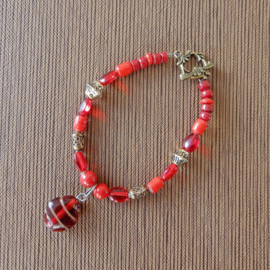Armband van rood glas en brons met glashanger  (18,5 cm lang)