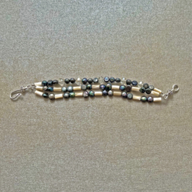 Armband met 3 strengen van zwarte zoetwaterparels, parelmoer staafjes en kristallen  (18,5 cm lang)