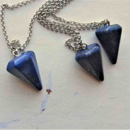 Lapis lazuli kegel aan een zilverkleurige ketting