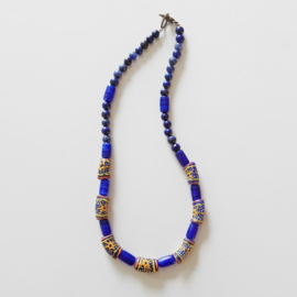 Halsketting van 7 Afrikaanse kralen met keramiek en lapis lazuli (43,5 cm lang)