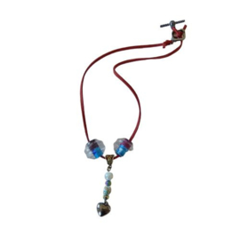 Rode suède halsband met grote en kleine glaskralen (41,5 cm lang)