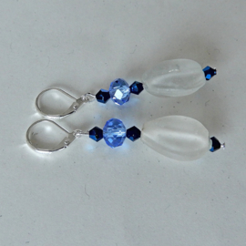 Wit melkglas met blauw kristal