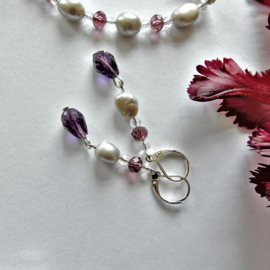 Ketting + armband + oorbellen van grote grijze zoetwaterparels met aubergine kristal (51 en 18,5 cm lang)