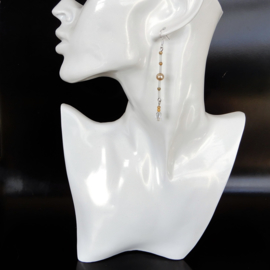 Glasstaafjes met een pareltje en hanger van kristal aan zilveren haakjes