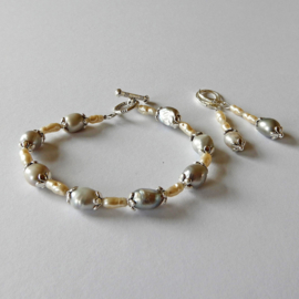 Armband + oorbellen van grote grijze en kleine witte zoetwaterparels  (19 cm lang)
