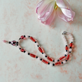 Ketting van rood Muranoglas en rozenkwarts met zwarte zoetwaterparels (50 cm)