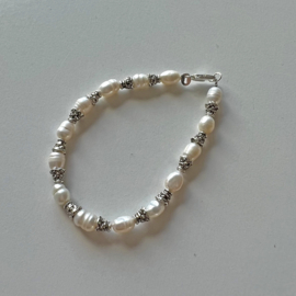 Armband + oorbellen van witte zoetwaterparels met Tibetaans zilver