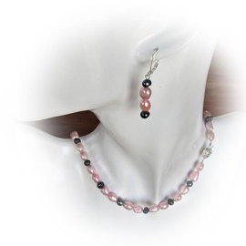 Halsketting + oorbellen van roze en zwarte zoetwaterparels (47 cm lang)