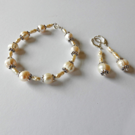 Armband + oorbellen van grote en kleine witte zoetwaterparels (20 cm lang)