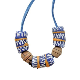 Suède halsband met 3 handgemaakte Afrikaanse kralen en hout |(54 cm lang)