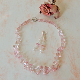 Ketting + oorbellen van roze kwarts (50 cm en 7,5 cm lang)