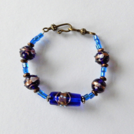 Armband van koningsblauwe Muranoglaskralen  (20 cm lang)