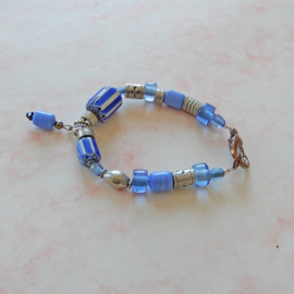 Armband van blauw glas en handgemaakte keramiek kralen (19 cm lang)