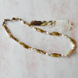 Zomerse halsketting van schelpen, grote witte zoetwaterparels en parelmoer (55 cm lang)