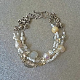 Armband met 3 strengen met witte zoetwaterparels, glas en kristal  (20 cm lang)