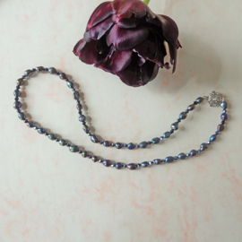 Ketting + oorbellen van zwarte zoetwaterparels met blauwzwarte kristallen (56 cm lang)