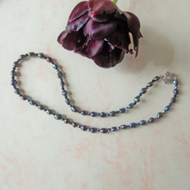 Ketting van zwarte zoetwaterparels met blauwzwarte kristallen (56 cm lang)